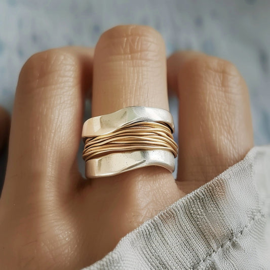 Silber- und Goldring im Fadendesign