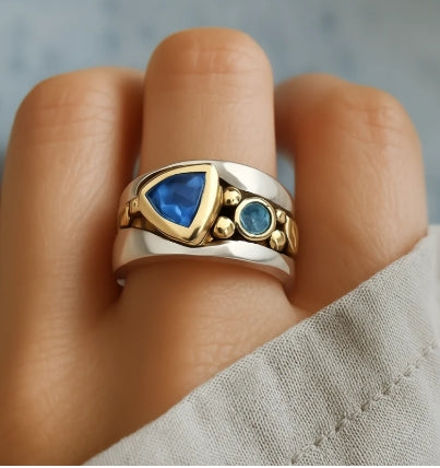 Vintage-Ring mit blauem Kristall