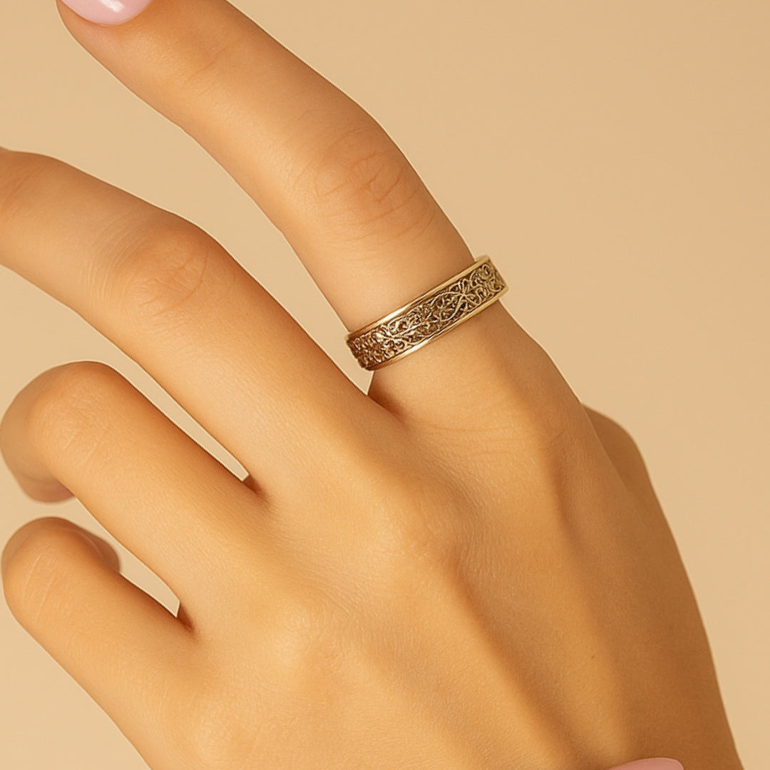 Exotischer feiner Goldring mit Hohldesign