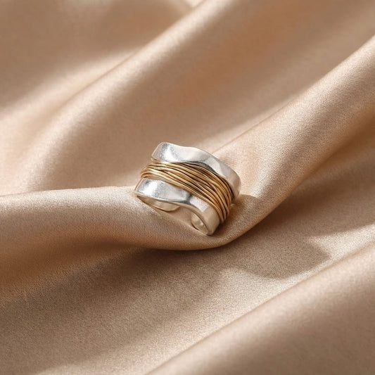 Silber- und Goldring im Fadendesign
